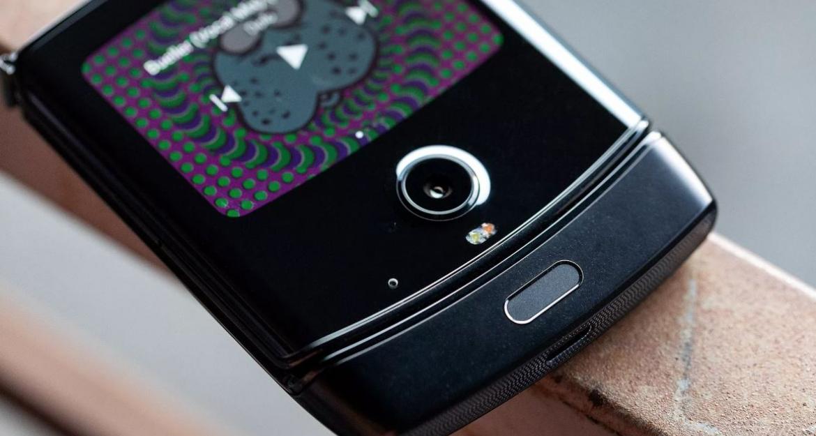 Αυτό είναι το νέο smartphone Razr της Motorola (pics + vid)