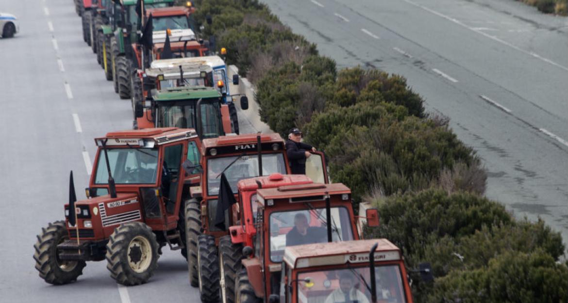 Μπλόκα αγροτών: Κλειστή η εθνική οδός - Παράκαμψη ακολουθούν οι οδηγοί (pics)