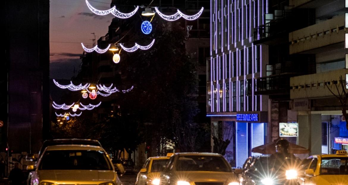 Η ΔΕΗ στολίζει για πρώτη φορά την Χαλκοκονδύλη και την 3ης Σεπτεμβρίου (pics)