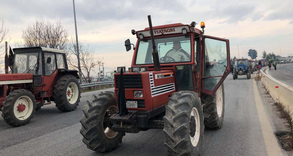 Λάρισα: Κλειστή η εθνική οδός λόγω του μπλόκου των αγροτών (pics & vid)