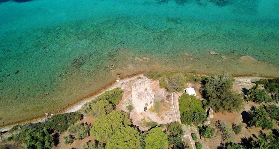 Το εντυπωσιακό νησί κοντά στην Ερέτρια που κοστίζει 9 εκατ. ευρώ (pics)