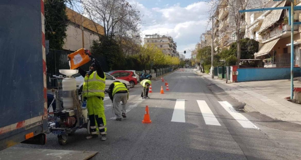 Διαγραμμίσεις σε εκατοντάδες διαβάσεις πεζών από τον Δήμο Αθηναίων (pics + vid)