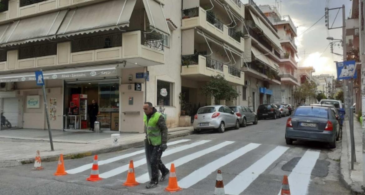 Διαγραμμίσεις σε εκατοντάδες διαβάσεις πεζών από τον Δήμο Αθηναίων (pics + vid)