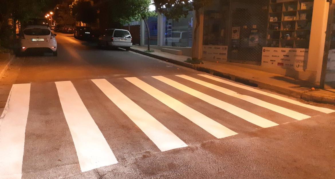 Διαγραμμίσεις σε εκατοντάδες διαβάσεις πεζών από τον Δήμο Αθηναίων (pics + vid)