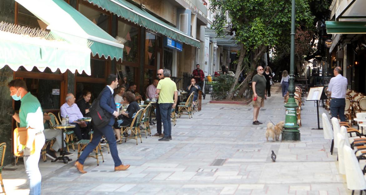 Με γάντια, μάσκες και αποστάσεις άνοιξαν οι καφετέριες (pics)