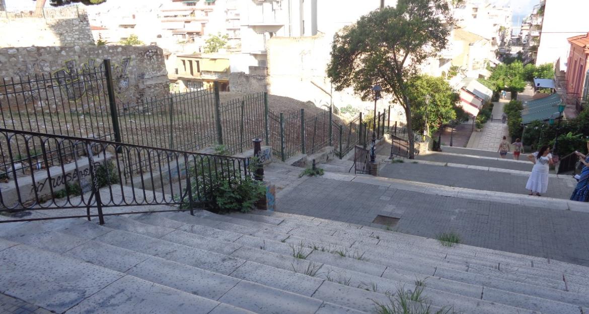 «Αναγεννιούνται» οι τέσσερις μεγάλες σκάλες της Πάτρα με 265.000 ευρώ (pics)