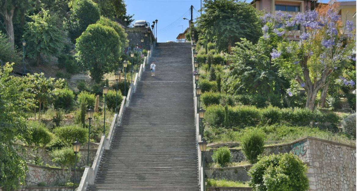 «Αναγεννιούνται» οι τέσσερις μεγάλες σκάλες της Πάτρα με 265.000 ευρώ (pics)