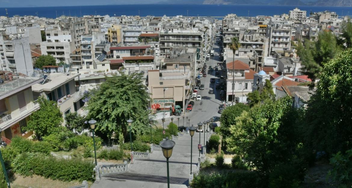 «Αναγεννιούνται» οι τέσσερις μεγάλες σκάλες της Πάτρα με 265.000 ευρώ (pics)