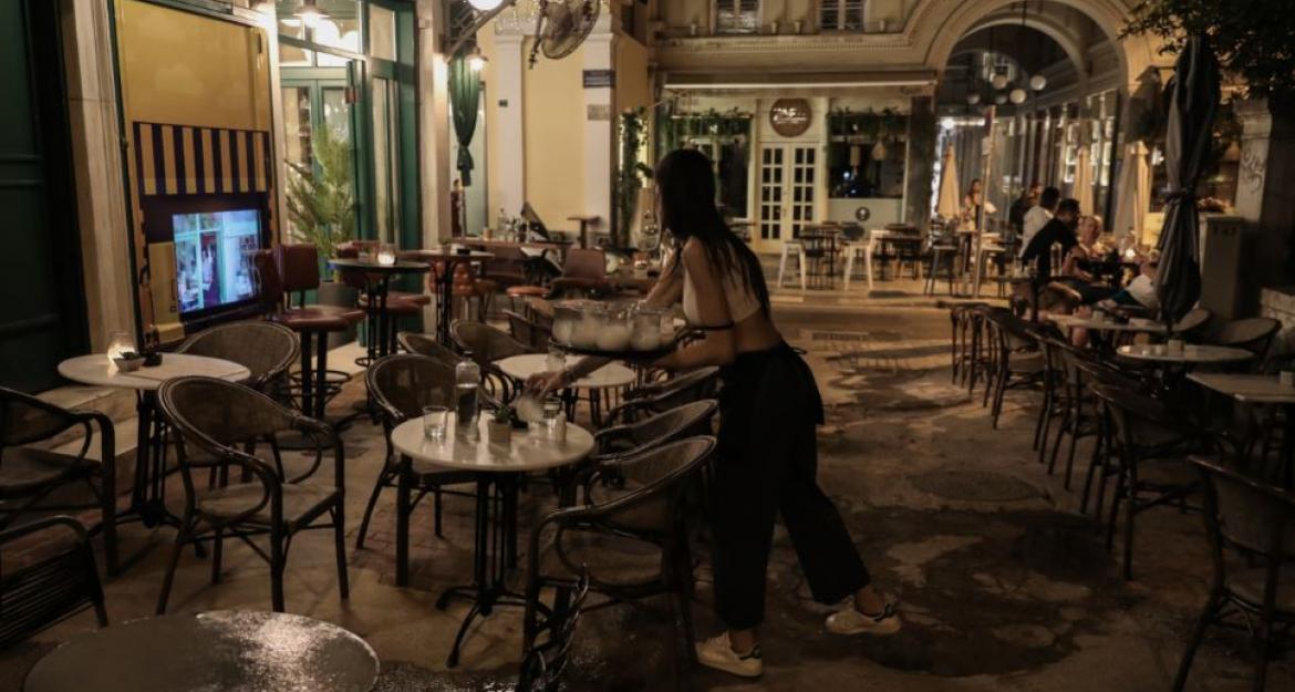 Άδειασαν μετά τις 12 τα μεσάνυχτα τα μπαρ και εστιατόρια της Αθήνας (pics)