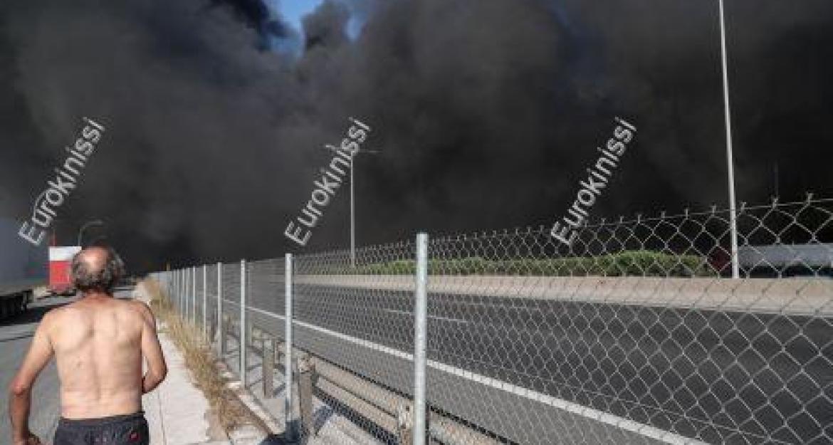 Ενισχύονται οι δυνάμεις της Πυροσβεστικής για τη μεγάλη πυρκαγιά στη Μεταμόρφωση - Εκτροπή της κυκλοφορίας (pic)