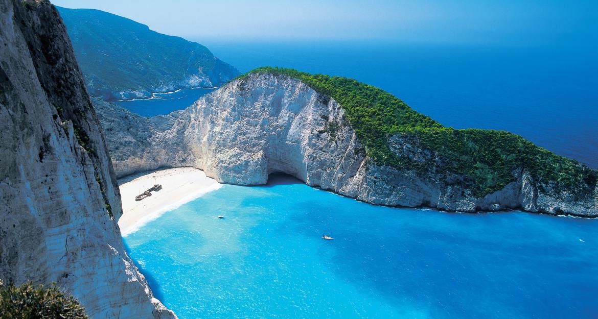 Πώς να κάνετε χολιγουντιανές διακοπές στα ελληνικά νησιά