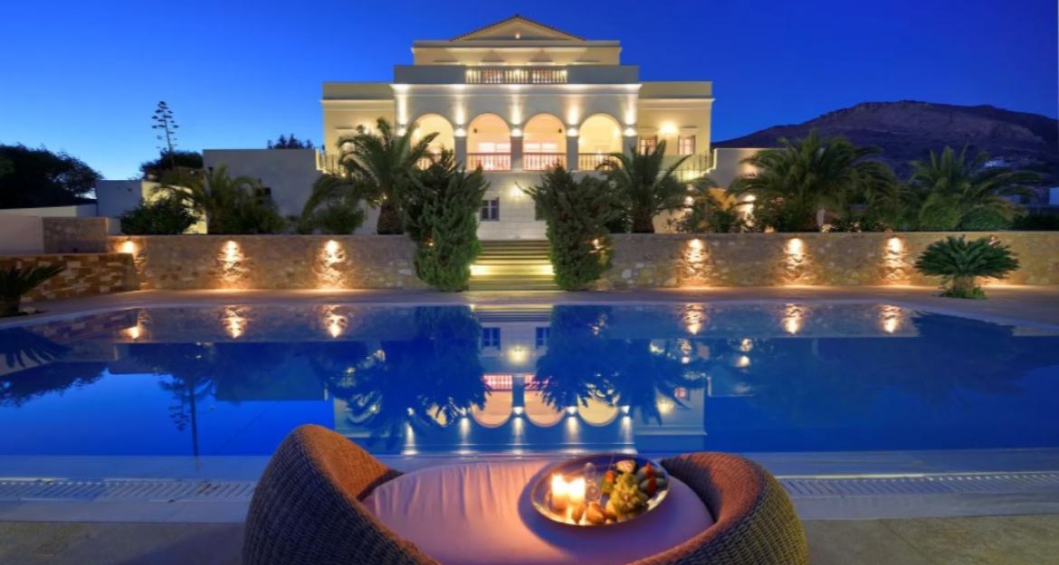 Majestic Ambience: Πωλείται η εντυπωσιακή βίλα των 3,5 εκατ. στη Σύρο