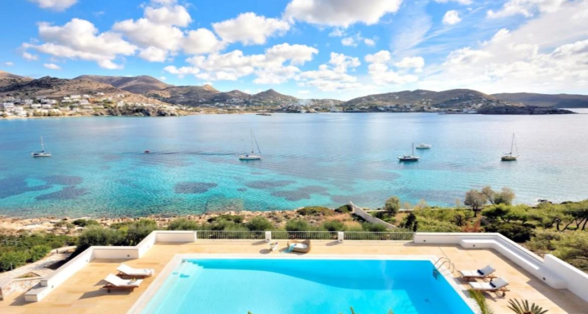 Majestic Ambience: Πωλείται η εντυπωσιακή βίλα των 3,5 εκατ. στη Σύρο