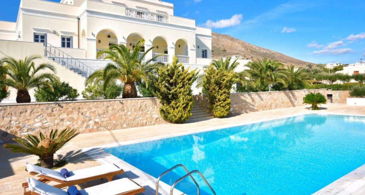 Majestic Ambience: Πωλείται η εντυπωσιακή βίλα των 3,5 εκατ. στη Σύρο