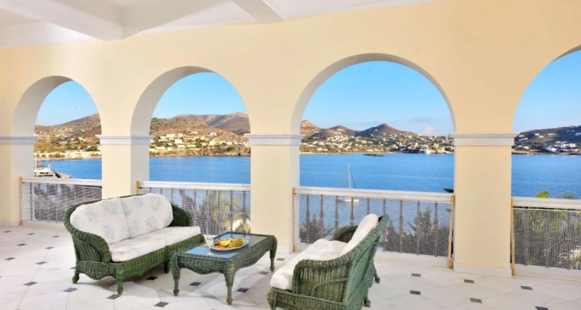 Majestic Ambience: Πωλείται η εντυπωσιακή βίλα των 3,5 εκατ. στη Σύρο