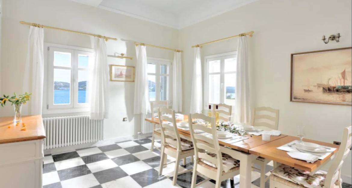 Majestic Ambience: Πωλείται η εντυπωσιακή βίλα των 3,5 εκατ. στη Σύρο