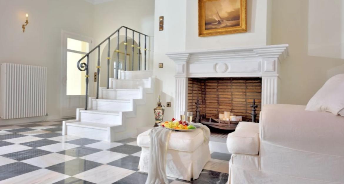 Majestic Ambience: Πωλείται η εντυπωσιακή βίλα των 3,5 εκατ. στη Σύρο