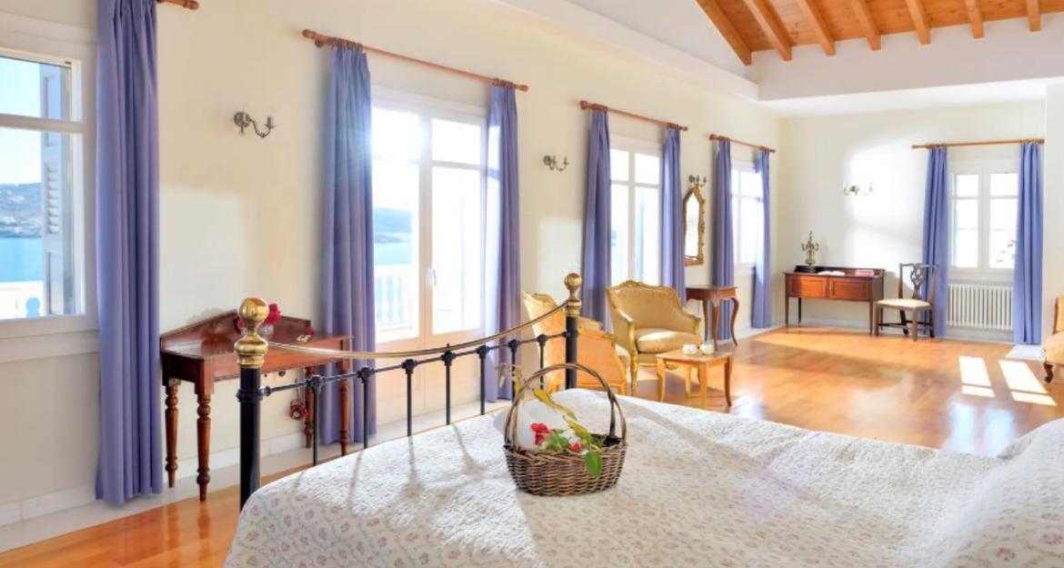 Majestic Ambience: Πωλείται η εντυπωσιακή βίλα των 3,5 εκατ. στη Σύρο