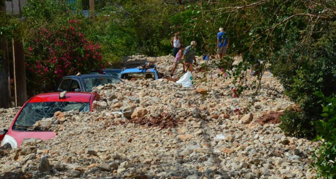 Εικόνες απόλυτης καταστροφής στην Άσσο - Ο Ιανός σάρωσε τα πάντα στο πέρασμα του (pics)