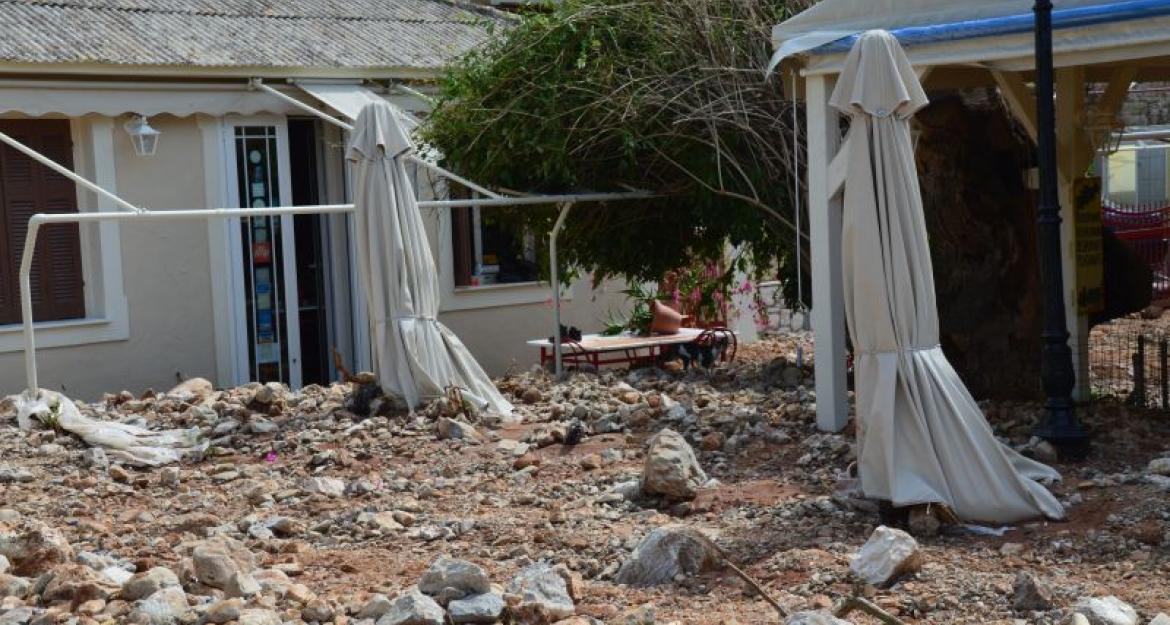 Εικόνες απόλυτης καταστροφής στην Άσσο - Ο Ιανός σάρωσε τα πάντα στο πέρασμα του (pics)