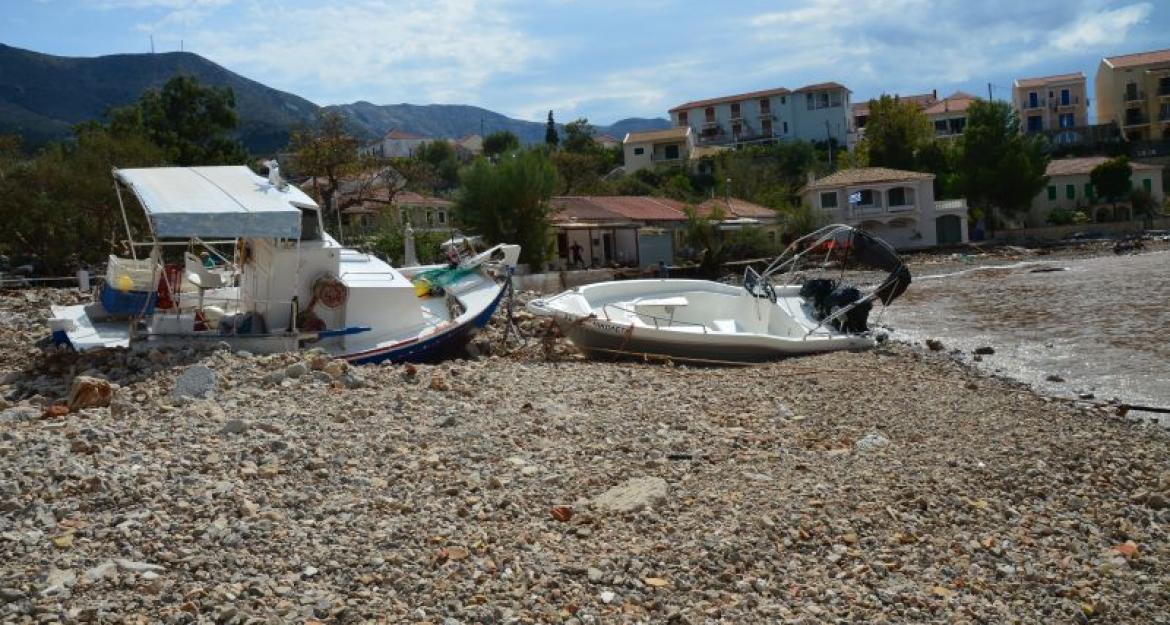 Εικόνες απόλυτης καταστροφής στην Άσσο - Ο Ιανός σάρωσε τα πάντα στο πέρασμα του (pics)