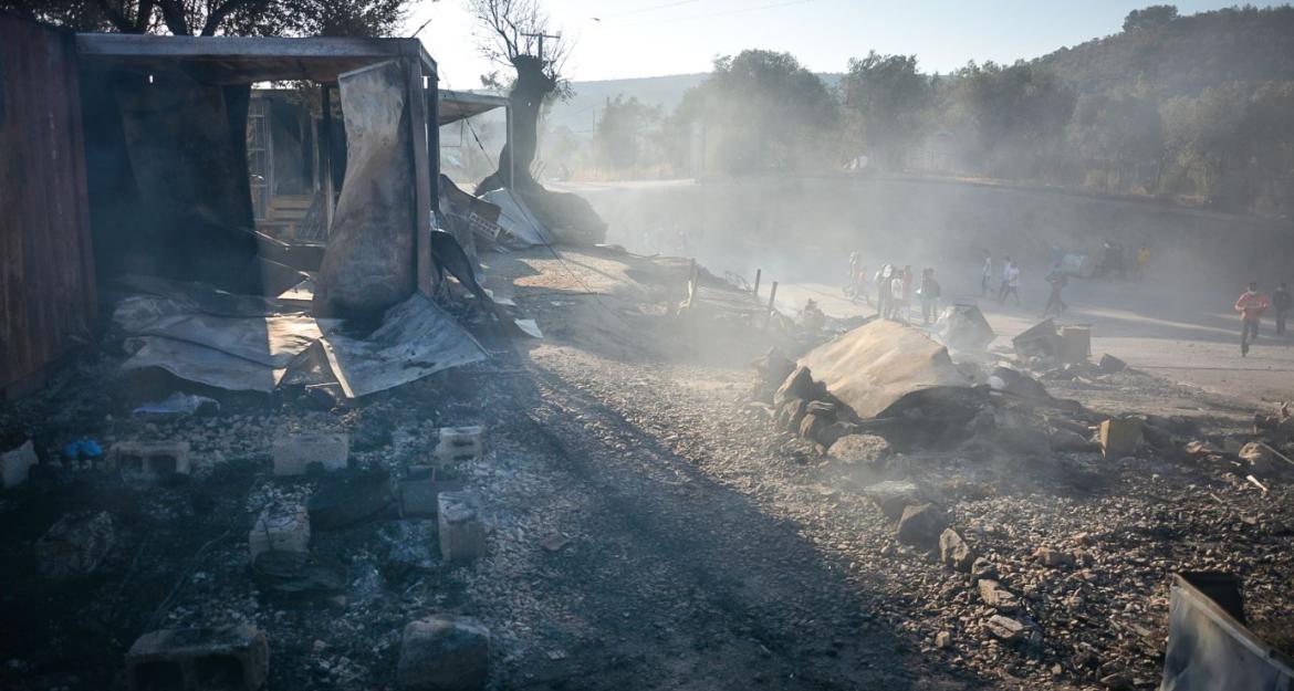 Εικόνες ολικής καταστροφής στη Μόρια (pics)