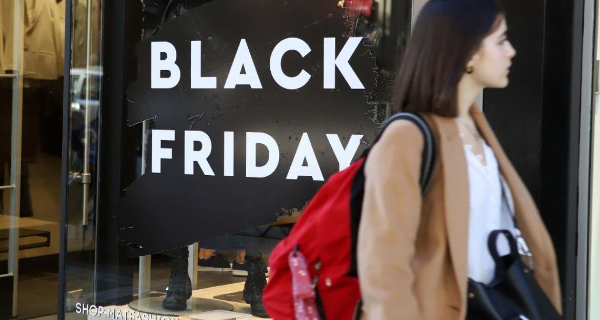 Μικρές ουρές και μεγάλες προσφορές στη Black Friday (pics)