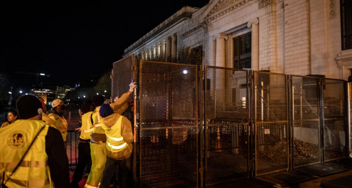 Εκλογές ΗΠΑ: Οι Αμερικανοί προβλέπουν βίαια επεισόδια και «θωρακίζονται» (pics)