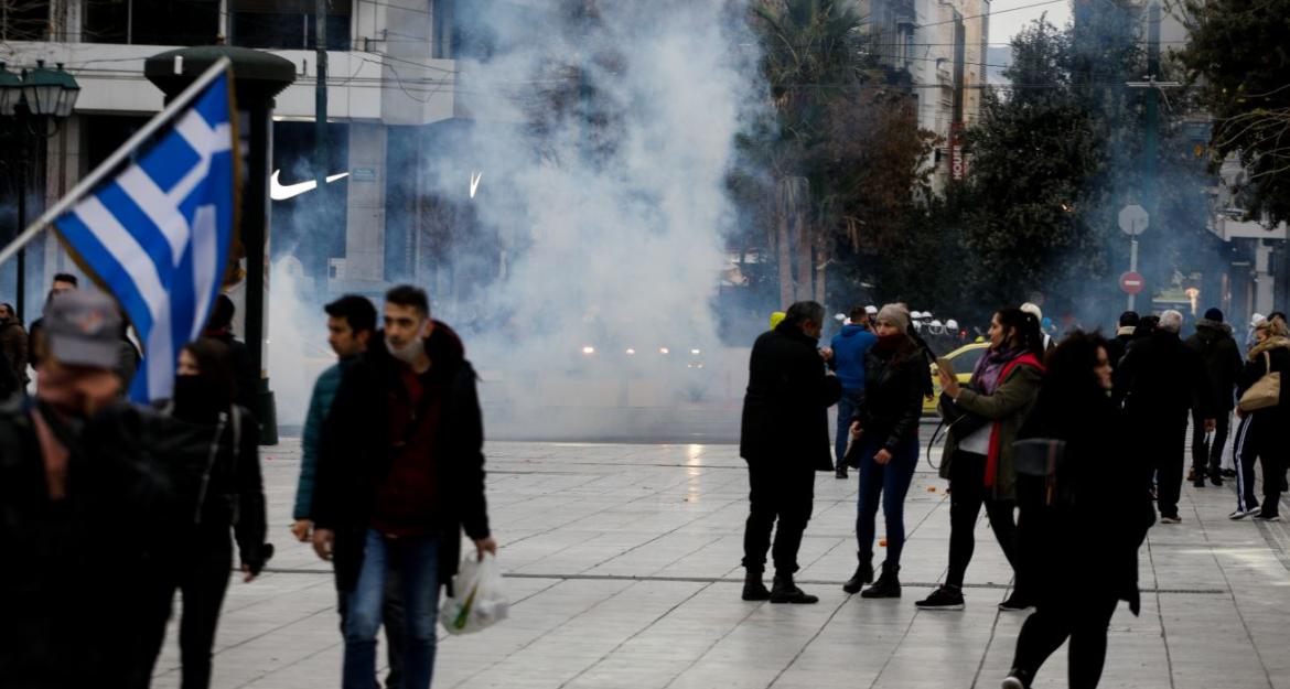 Αρνητές του κορονοϊού στο Σύνταγμα - Ένταση και χημικά (pics)