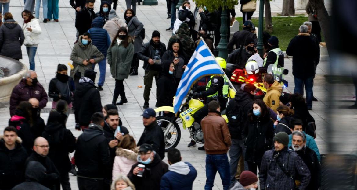 Αρνητές του κορονοϊού στο Σύνταγμα - Ένταση και χημικά (pics)