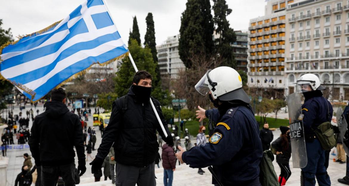 Αρνητές του κορονοϊού στο Σύνταγμα - Ένταση και χημικά (pics)