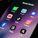 Καταγγελίες κατά των Meta, TikTok και Google για διαδικτυακές οικονομικές απάτες