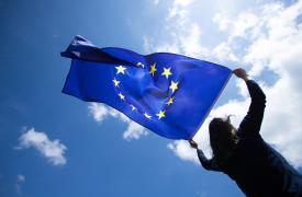 Ευρωβαρόμετρο: 3 στους 4 Ευρωπαίους δηλώνουν ότι αισθάνονται πολίτες της ΕΕ