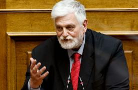 Λοβέρδος: Ανοιχτό υπό προϋποθέσεις το ενδεχόμενο μείωσης του φόρου στα καύσιμα – Τι είπε για 13η και 14η σύνταξη