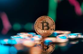 Bitcoin: Έχασε τα 27.000 δολ., «αποχαιρετώντας» τον πρώτο πτωτικό μήνα του 2023