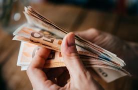ΕΦΚΑ: Πότε πληρώνονται τα αυξημένα επιδόματα με τα αναδρομικά σε 37.757 δικαιούχους