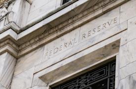 Μπούλαρντ (Fed): Οι χαμηλότερες αποδόσεις ομολόγων μπορεί να αντισταθμίσουν κάποιες συνέπειες των τραπεζικών αναταραχών