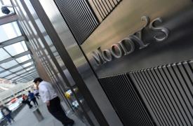 Moody's: Υποβάθμισε τις προοπτικές της UBS σε αρνητικές μετά το deal εξαγοράς της Credit Suisse
