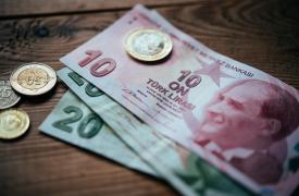 Σε νέο ιστορικό χαμηλό η τουρκική λίρα έναντι του δολαρίου - Σε «κλοιό» μέχρι τις εκλογές του Μαΐου