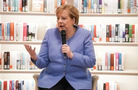 Μέρκελ για νίκη AfD: «Ματώνει η καρδιά μου, χρειάζεται ισχυρότερη επαφή με τους πολίτες»