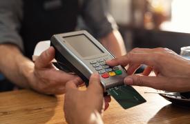 Διασύνδεση POS με ΑΑΔΕ: «Καμπάνες» έως 50.000 ευρώ για τους παραβάτες - Τι προβλέπει νέα διάταξη του υπουργείου Οικονομικών