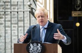 Βρετανία: Δεν παραιτείται ο Τζόνσον, παρά το μπαράζ αποχωρήσεων υπουργών του