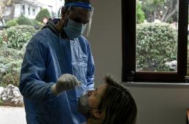 Rapid test: Νέα πρόστιμα από το Σάββατο για εργαζόμενους και επιχειρήσεις