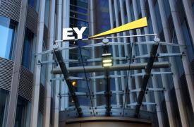 Έσοδα 53,2 δισ. δολαρίων παγκοσμίως για την EY το 2025