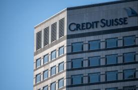 Credit Suisse: Καθησυχάζει η διοίκηση για τη ρευστότητα, την ώρα που αυξάνονται τα «πονταρίσματα» για τη χρεοκοπία