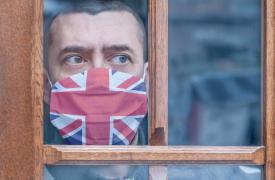 Βρετανία: Μειώνει το επίπεδο συναγερμού για την Covid-19, ο αριθμός των κρουσμάτων της Όμικρον υποχωρεί
