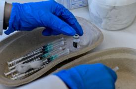 Διαγράφονται τα πρόστιμα στους άνω των 60 ετών που εμβολιάστηκαν - Παράταση στα rapid test για εργαζομένους