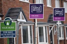 Βρετανία: Πτώση στις τιμές κατοικιών για πρώτη φορά εδώ και τέσσερις μήνες