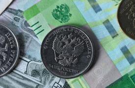Ρούβλι: Κάτω από το ψυχολογικό όριο του 100 έναντι του δολαρίου - «Πονοκέφαλος» για τη Ρωσία