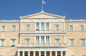 Νομοσχέδιο για αδειοδότηση ΑΠΕ: Εγκρίθηκε κατά πλειοψηφία στη Βουλή - Περαιτέρω επιτάχυνση ζητούν οι φορείς της αγοράς